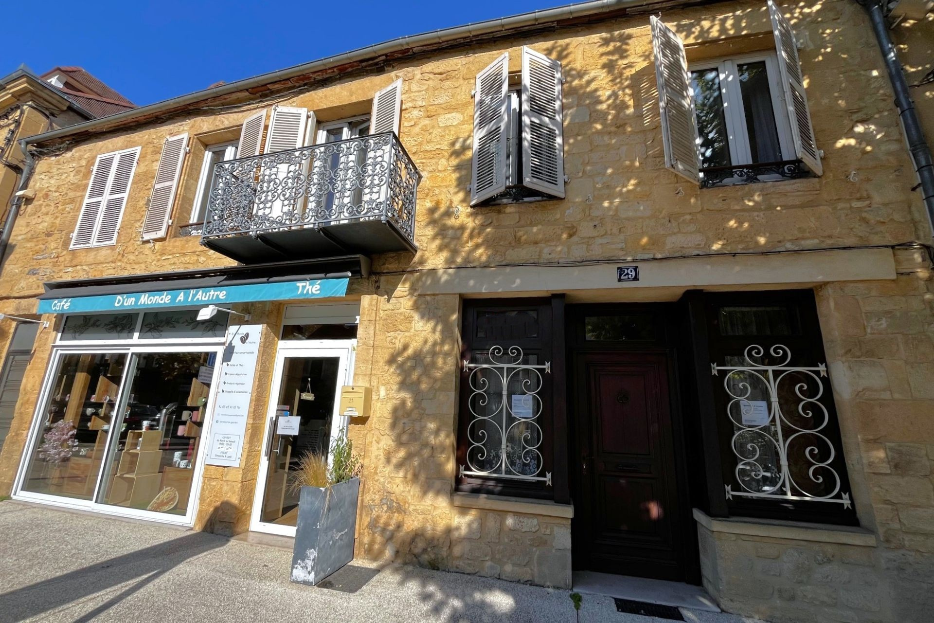 Sur le 'tour de ville' de Gourdon, bel immeuble en pierre, à